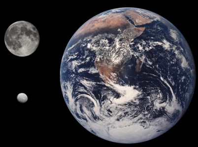 Сравнение Цереры (внизу слева) с Луной (вверху слева) и Землёй / Фото: Wikimedia Commons / NASA