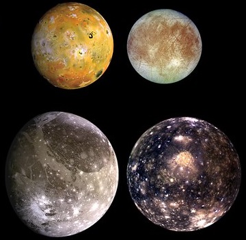 Галилеевы спутники Юпитера. Слева направо, в порядке удаления от Юпитера: Ио, Европа, Ганимед, Каллисто / ВикипедиЯ. Авторство: NASA/JPL/DLR. http://photojournal.jpl.nasa.gov/catalog/PIA01299 (direct link), Общественное достояние/