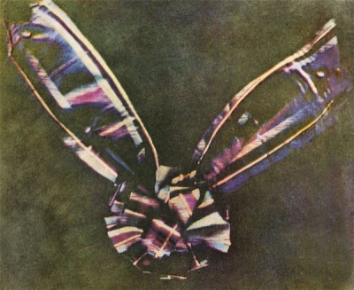 Джеймс Клерк Максвелл, Томас Саттон. Ленточка из шотландки, 1861. Первое в истории достоверное цветное фотографическое изображение