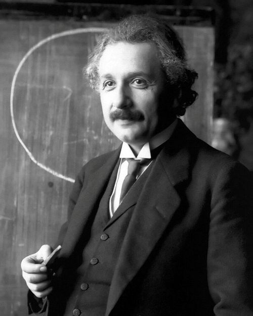 Альберт Эйнштейн во время чтения лекции (Вена, 1921)