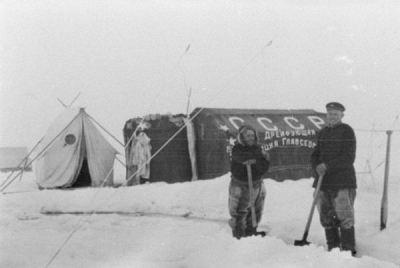 Палаточный лагерь дрейфующей станции "Северный полюс-1"
